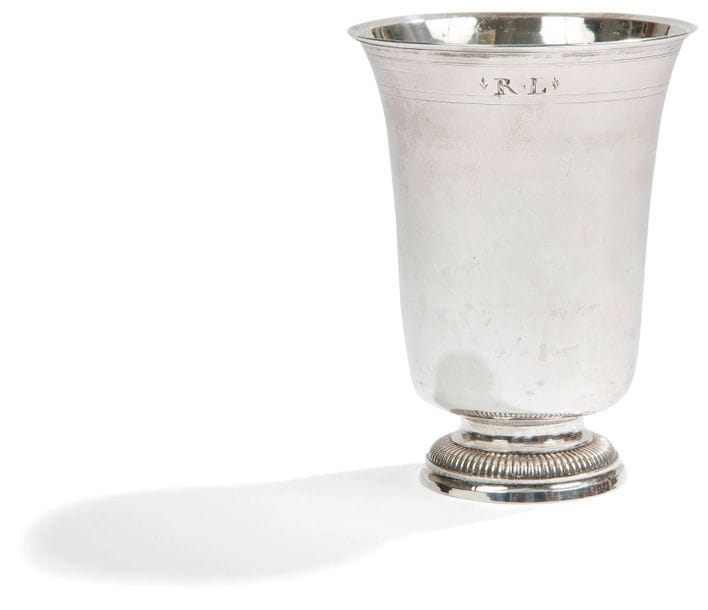 Timbale tulipe en argent reposant sur un piédouche mouluré de godrons, gravée entre deux rangs de filets des lettres RL.
PARIS 1779 - 1780
Pas de maître orfèvre apparent
Poids : 186,90 g - hauteur : 13 cm