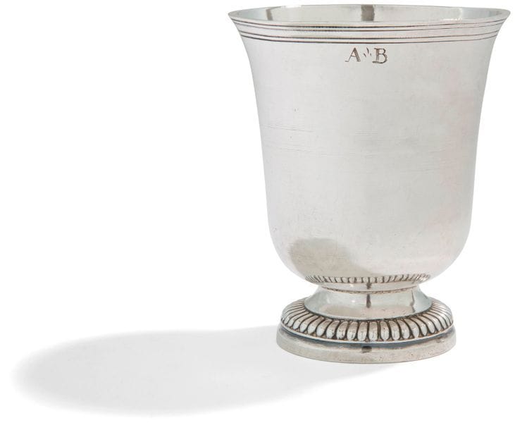 Timbale tulipe en argent reposant sur un piédouche mouluré de godrons, le corps lisse gravé des lettres AB.
Province, XVIIIe siècle
Poids : 118,70 g - hauteur : 9,5 cm