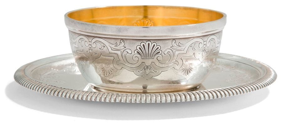 Rince-doigt en argent et sa soucoupe, l’intérieur en vermeil, beau modèle gravé de lambrequins sur fond amati, la soucoupe moulurée de godrons.
Poinçon minerve
Orfèvre : CARDEILHAC, poinçon d’orfèvre et en toutes lettres.
Poids : 495,10 g