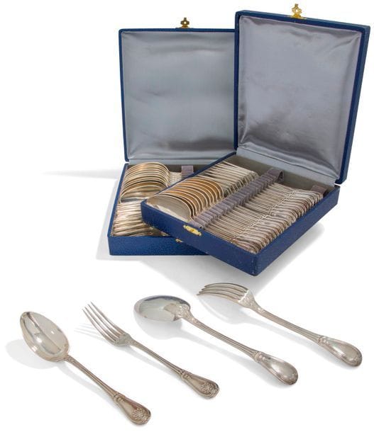 PUIFORCAT
Partie de ménagère en argent poinçon minerve (950 ‰) contenue dans deux écrins de couleur bleue, modèle inspiré du filet violon coquille agrafe. Elle est composée de douze couverts de table et douze couverts à entremets. Soit 48 pièces.
Poids : 4028 g