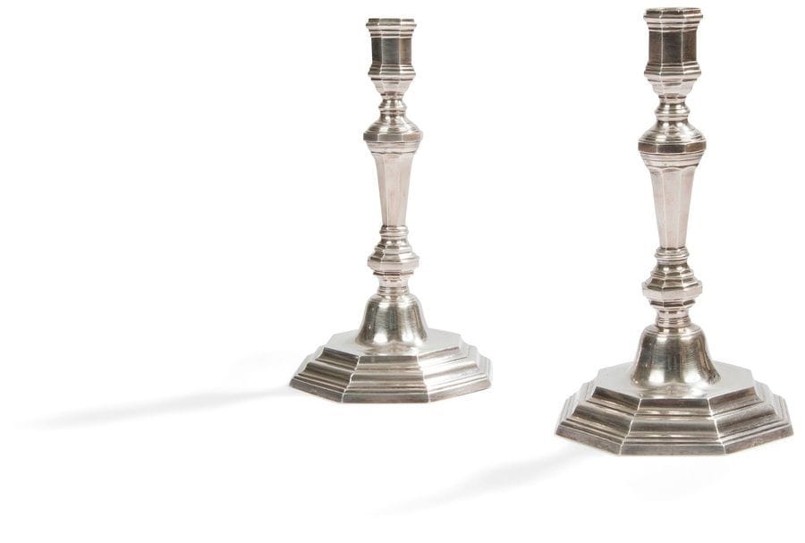 Paire de flambeaux en argent à huit pans en rappel sur les nœuds, le fût et le binet.
BORDEAUX 1744 - 1745 - bien marqué au revers et dans le binet -
Maître orfèvre : Pierre DUCOING, reçu en 1725
Poids : 1415,80 g - hauteur : 24,4 cm 
On y joint deux bobèches en argent