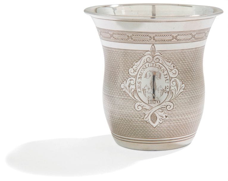 Lot en argent (950 ‰) de trois timbales, deux à fond plat poinçonnées à la minerve, l’une gravée dans un médaillon : « LES MUSICIENS DU 25 - 1870 », l’autre de lettres entrelacées. La troisième sur piédouche de forme tulipe (réparations), province 1809 - 1818.
Poids : 265,70 g