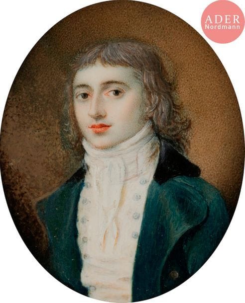 Jeune gentilhomme en habit bleu à col de velours noir, à mi-corps vers la gauche, cheveux légèrement poudrés. 
Miniature sur ivoire vers 1795, ovale, H. 7 cm
Cadre moulé en écaille mouchetée à décor d’un rang perlé, fin XIXe siècle, ovale, H. 10,6 cm 
(Petite restauration dans le fond à gauche).