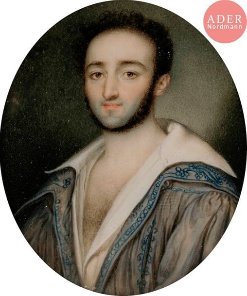 Homme à mi-corps, peut-être un artiste, la chemise largement ouverte sur un habit à l’orientale brodé de bleu
Miniature sur ivoire, vers 1830-1840, ovale à vue 6,7 x 5,3 cm
Cadre en bois vernis noir, visière en laiton doré, rect. 12,3 x 10,3 cm
(ivoire gondolé, sinon bon état)
