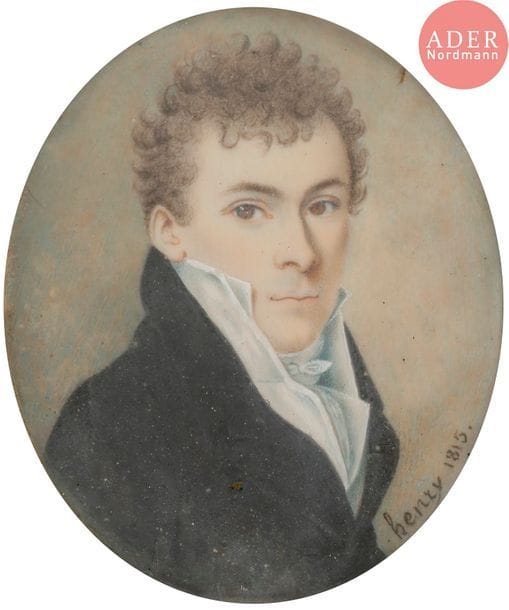 Pierre HENRY (HENRI) (Paris, 1760 ? -1822).
Portrait de Jeune Homme blond frisé en buste vers la droite, en costume noir et gilet blanc à col relevé
Miniature sur ivoire du début du XIXe siècle, signée et datée à droite : henry 1815
ovale à vue 5,5 x 4,6 cm
Cadre en bois vernis à visière de laiton doré, rect. 13,4 x 11,7 cm

Provenance : 
Acquis « A la Cour des adieux « antiquaire à Fontainebleau » (son étiquette au verso). Ancien numéro de collection : 29 et étiquette « Salon/NW ».
(Bon état sauf poussières sous le verre ; rayures au cadre)

Peintre en miniature et professeur. Il étudia à Londres vers 1776 puis travailla aux Antilles avant de débarquer en 1788 aux États-Unis où il fit carrière. Plusieurs de ses miniatures sont conservées dans des musées, notamment au Gibbes Museum à Charleston et à la Colonial Williamsburg Foundation, en Virginie.