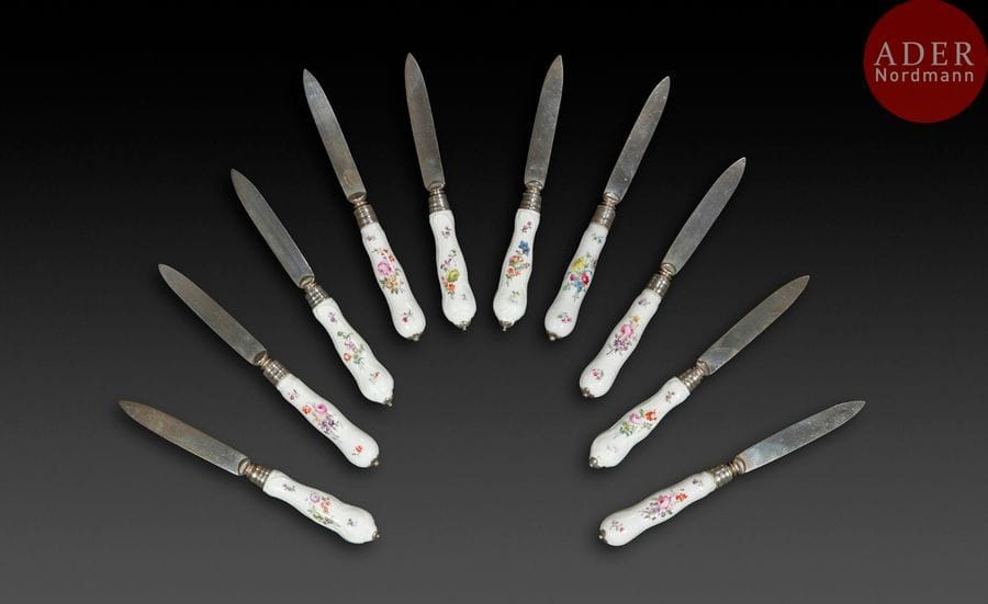Allemagne, fin du XIXe siècle
10 couteaux en porcelaine et lames en argent, dans le style du XVIIIe siècle
PB : 910 g