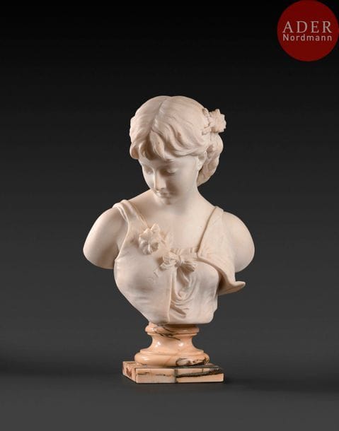 D’après Hippolyte MOREAU (1832 - 1927)
Portrait de jeune femme
Buste en marbre blanc d’édition
Signé : Hip Moreau en cursive sous l’épaule gauche et porte l’inscription : S(ociét)é Faise de sculpture d’art et numéroté 12
H : 50 cm dont piédouche en marbre blanc veiné de gris 
H. : 12cm