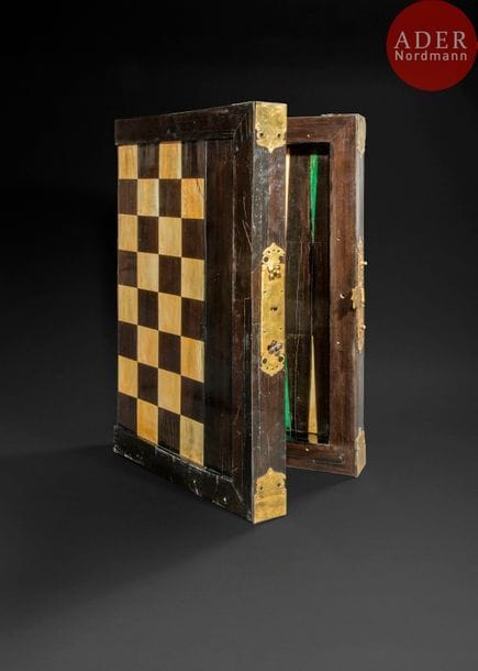 Grand coffret à jeu en ébène et ivoire, l’extérieur à damier et l’intérieurement pour le tric-trac, pentures de laiton.
Fin du XVIIe siècle (restaurations et accidents)
H : 12,5 cm, L : 65 cm, P : 41 cm