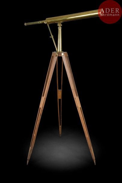 Lunette alt-azimutale en laiton sur trépied d’origine en bois naturel.
Marquée : Ramsden, London
Fin XIXe siècle