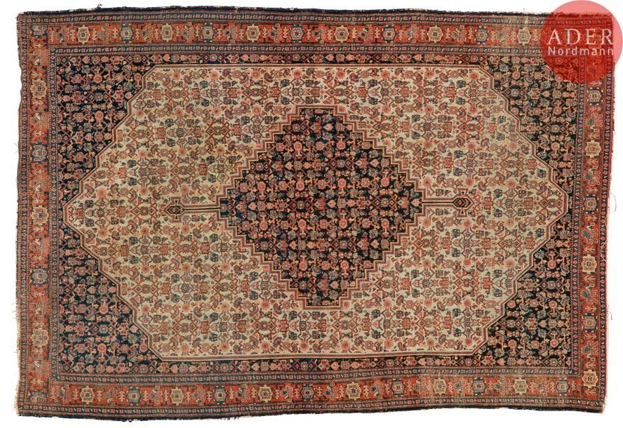 SENNEH
Tapis à décor de losange crénelé sur un fond ivoire à motifs hératis et un contrechamp bleu marine. Petite bordure rubis à motifs répétitifs.
195 x 136 cm
Usé.