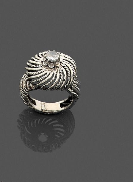 Bague en fils cordés et lisses d’or gris 18K (750), ornée d’un diamant rond de taille ancienne. Travail français des années 1960. Tour de doigt : 54. 
Poids brut : 12,8 g (réparation)