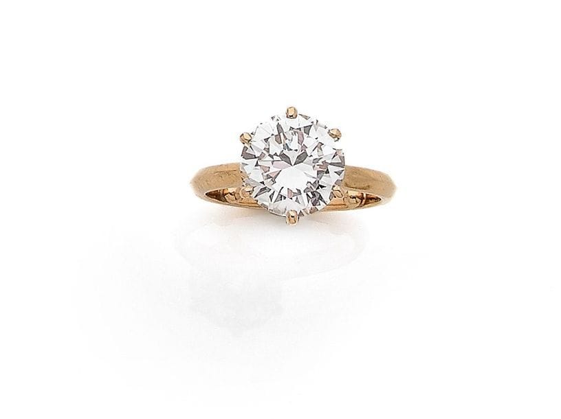 Bague en or 18K (750), ornée d’un diamant rond pesant 3.02 cts. Tour de doigt : 44/45. 
Poids brut : 3,8 g