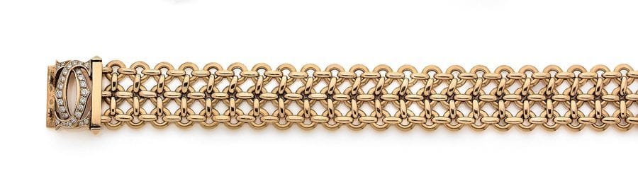 CARTIER
Bracelet en or 18K (750), articulé de maillons ronds, le fermoir formant deux C entrelacés sertis de diamants ronds. Signé et numéroté. Dans son écrin. 
Dimensions : 18 x 2 cm environ. 
Poids brut : 59,5 g