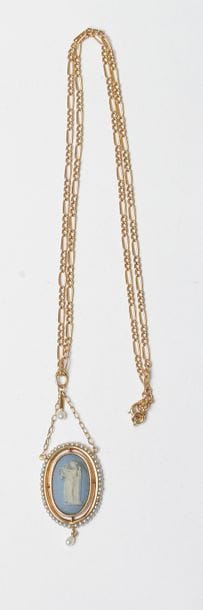 WEDGWOOD
Pendentif en or 18K (750), orné d’une porcelaine blanche sur fond bleu figurant une nymphe dans un entourage de petites perles, monté sur une chaîne en or 18K. Signé. Travail français pour la monture. 
Poids brut : 7,3 g