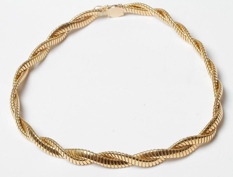 Collier tubogaz plat en or 18K (750) torsadé. 
Travail des années 1940. Longueur : 40,5 cm environ. 
Poids brut : 51,1 g