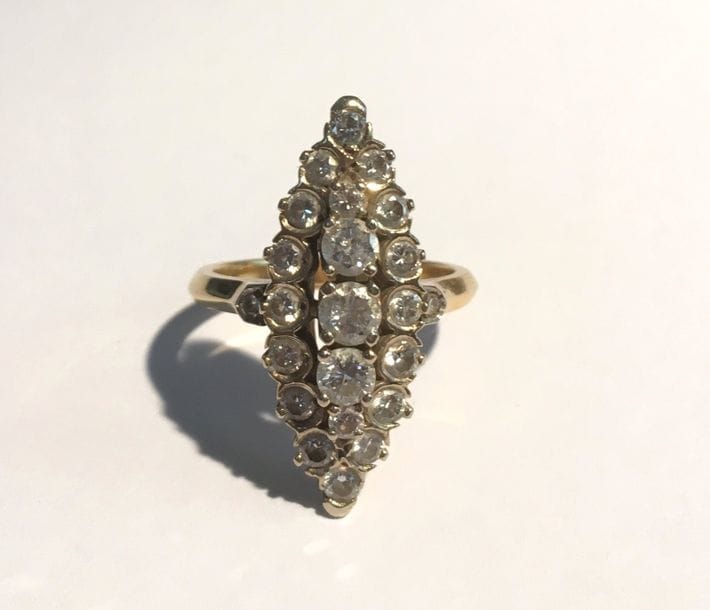 Bague marquise en or 18K (750), sertie de diamants ronds. Tour de doigt : 53. 
Poids brut : 6,9 g