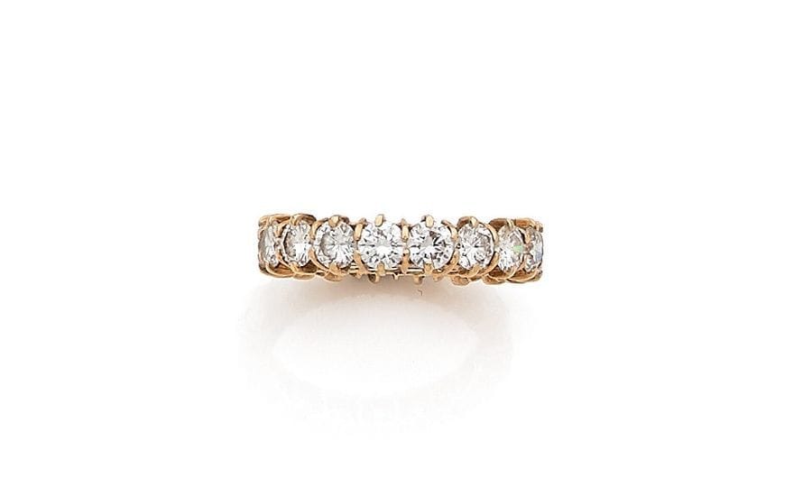 Alliance américaine en or 18K (750), sertie de 18 diamants ronds. Tour de doigt : 49. 
Poids brut : 3,4 g