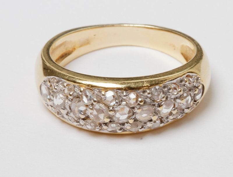 Bague en or 18K (750), ornée de diamants taillés en roses. Tour de doigt : 49. 
Poids brut : 5,2 g
