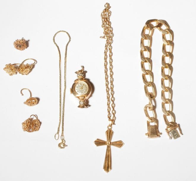 Lot de bijoux et bris d’or 18K (750). 
Poids brut : 57,2 g (on joint deux alliances en or 14K serties de saphirs, poids brut : 3,7 g)