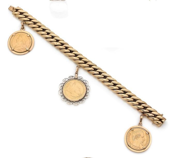 Bracelet en or jaune 18K (750), retenant en pampilles 3 pièces d’or. 
Poids : 62 g