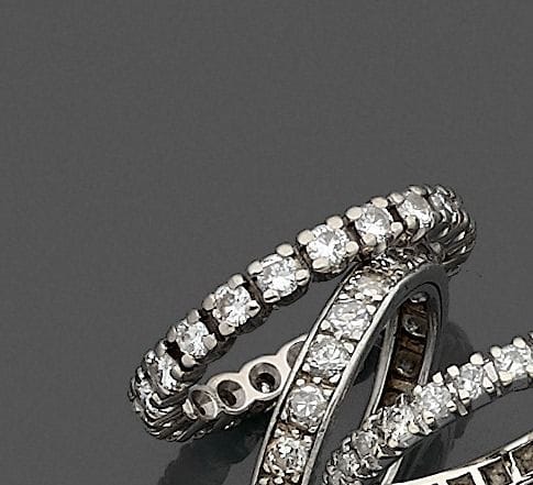 Alliance en or gris 18K (750), entièrement sertie de diamants ronds. Tour de doigt : 53. 
Poids brut : 3,4 g