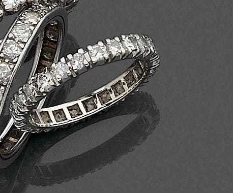 Alliance en or gris 18K (750), sertie de diamants ronds. Tour de doigt : 48/49. 
Poids brut : 2 g
