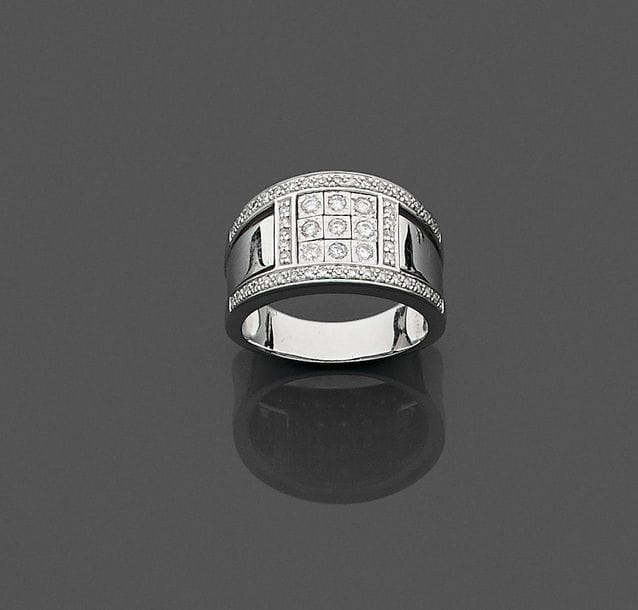 Bague large en or gris 18K (750), ornée de diamants ronds. Tour de doigt : 57/58. 
Poids brut : 8 g