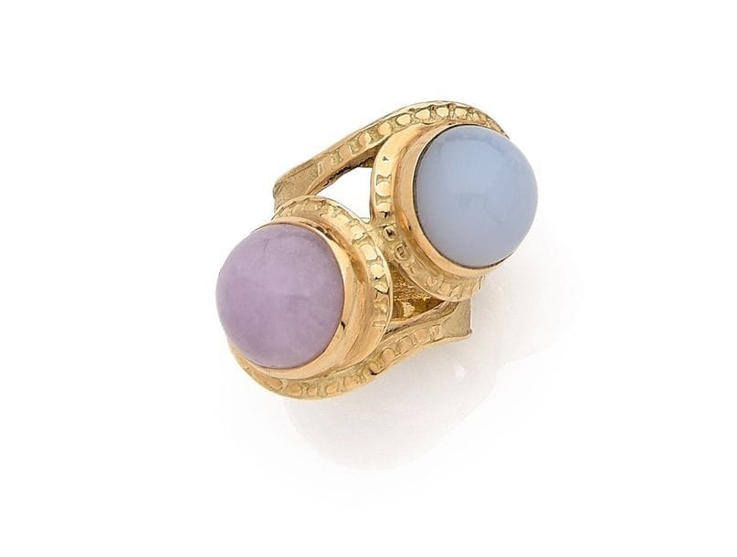 HÉLÈNE COURTAIGNE DELALANDE
Bague toi et moi en or 18K (750) martelé et lisse, sertie de deux cabochons de calcédoine bleue. Non signée. Tour de doigt : 52. 
Poids brut : 20,3 g