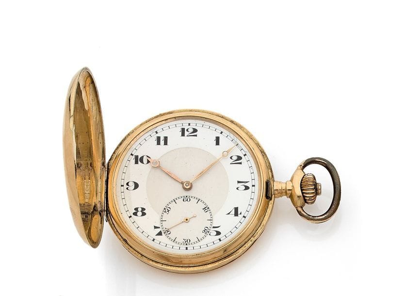 Anonyme vers 1900
N°70797
Montre de poche en or jaune 18K (750) de type savonnette, cadran émail blanc trotteuse à 6h, chiffres arabes formant les heures, cuvette intérieure en métal, boîtier lisse, accident sur la tranche, mouvement à remontoir.
Poids brut : 102,9 g
Diamètre : 53 mm