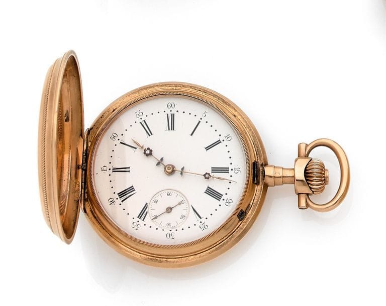 ANONYME vers 1900
N°13024
Montre de poche en or jaune 18K (750) de type savonnette, cadran émail blanc trotteuse à 6h, chiffres romains formant les heures, mouvement à remontoir, boîtier orné d’initiales.
Poids brut : 91,5 g
