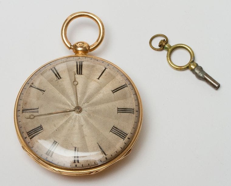 ANONYME vers 1880
Montre de poche en or jaune 18K (750), cadran en argent guilloché, chiffres romains formant les heures, échappement à cylindre (fonctionne), boîtier lisse, on y joint une clé.
Poids brut : 64,5 g
Diamètre : 50 mm