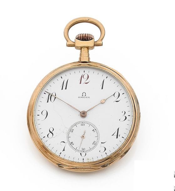 OMEGA vers 1900
N°4137990
Montre de poche en or jaune 18K (750), cadran émail blanc (accident) trotteuse à 6h chiffres arabes formant les heures, mouvement à remontoir signé, boîtier lisse orné d’initiales.
Poids brut : 63,5 g
Diamètre : 48 mm