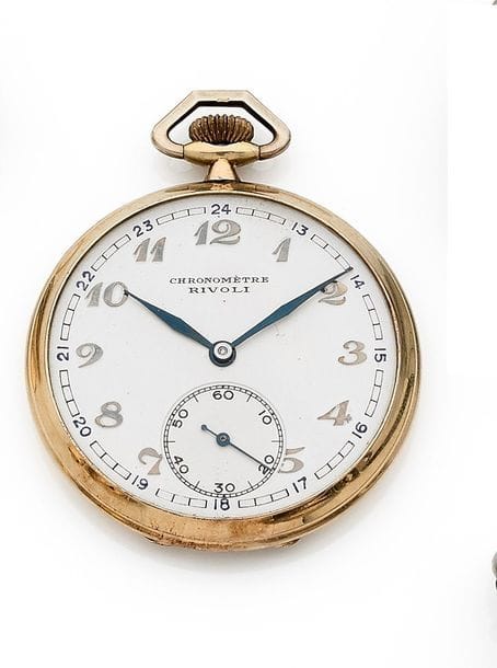 RIVOLI vers 1930
N°501779
Montre de poche en or 18K (750) et argent, cadran peint index chiffres arabes formant les heures, trotteuse à 6h, mouvement à remontoir, boîtier à décor géométrique.
Poids brut : 48,5 g