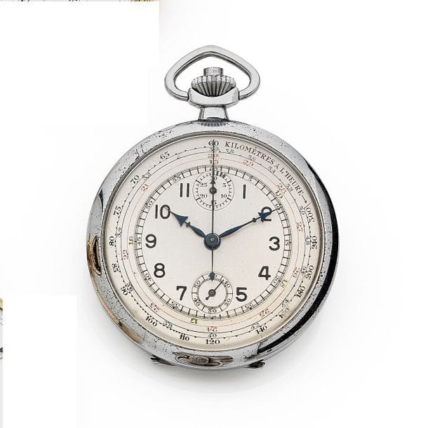 ANONYME vers 1930
N°149289
Montre de poche en acier chromé de type chronographe, cadran peint chiffres arabes formant les heures totalisateur 30 minutes par compteur, trotteuse à 6h. Cadran tachymètre, mouvement à remontoir, déclenchement du chronographe par poussoir à la bélière.
La montre est accompagnée de sa notice d’utilisation du tachymètre, dans le boîtier.
Diamètre : 48 mm