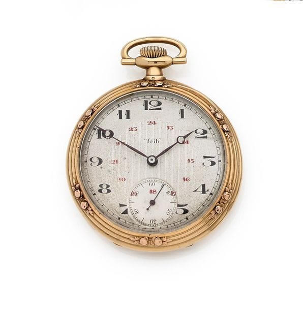 TRIB vers 1930
N°303796
Montre de poche en or jaune 18K (750), cadran peint index chiffres arabes formant les heures, trotteuse à 6h. Mouvement à remontoir, boîtier à décor de fleurs gravées.
Poids brut : 66,6 g
