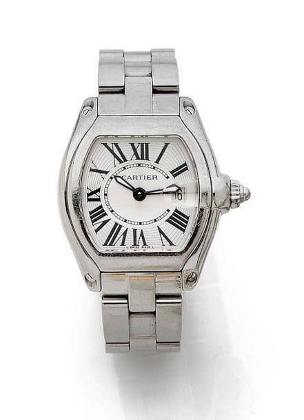 CARTIER Roadster vers 2004
N°545095CE
Montre bracelet pour femme en acier, cadran blanc index chiffres romains formant les heures, date à 3h, mouvement à quartz (fonctionne), bracelet en acier avec sa boucle déployante signée.
Cadran, boîtier et mouvement signés.

La montre est accompagnée de son écrin de ses papiers, de deux bracelets sur cuir et d’une boucle déployante en acier signée ainsi que de maillons supplémentaires.