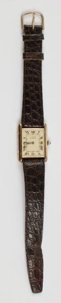 CARTIER Must vers 1980
N°6193866
Montre bracelet pour homme en vermeil, cadran doré index chiffres romains formant les heures, mouvement à remontage mécanique, bracelet cuir.
Cadran, boîtier et mouvement signés.
Poids brut : 27,2 g