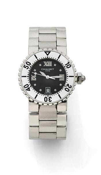 CHAUMET Class one
N°622-2160
Montre bracelet pour femme en acier, cadran noir index chiffres romains formant les heures, date par guichet à 6h, mouvement à quartz (fonctionne), bracelet en acier intégré avec sa boucle déployante signée. 
Cadran, boîtier et mouvement signés.
La montre est accompagnée de son écrin et de maillons supplémentaires.