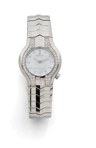 TAG HEUER Alter ego
N°ZZ 8064
Montre bracelet pour femme en acier, cadran en nacre index diamants formant les heures, lunette sertie de diamants pour environ 0.90 ct, mouvement à quartz (fonctionne), bracelet en acier intégré avec sa boucle déployante signée.
Cadran, boîtier et mouvement signés.

La montre est accompagnée de son écrin et de ses papiers.