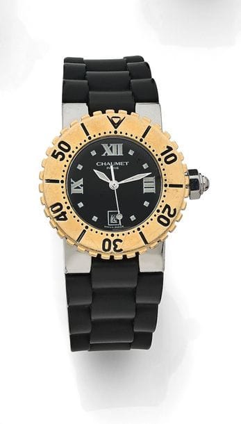 CHAUMET Class one
N°622-4824
Montre bracelet pour femme en plaqué or et acier, cadran noir index chiffres romains formant les heures, date par guichet à 6h, mouvement à quartz (fonctionne), bracelet en caoutchouc intégré avec sa boucle déployante signée. 
Cadran, boîtier et mouvement signés.

La montre est accompagnée de son écrin.