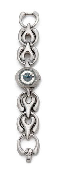 OMEGA Dynamic vers 1970 
Montre bracelet pour femme en acier, cadran deux tons index formant les heures, date à 3h, mouvement mécanique à remontage automatique, bracelet en métal signé.
Cadran, boîtier et mouvement signés.
