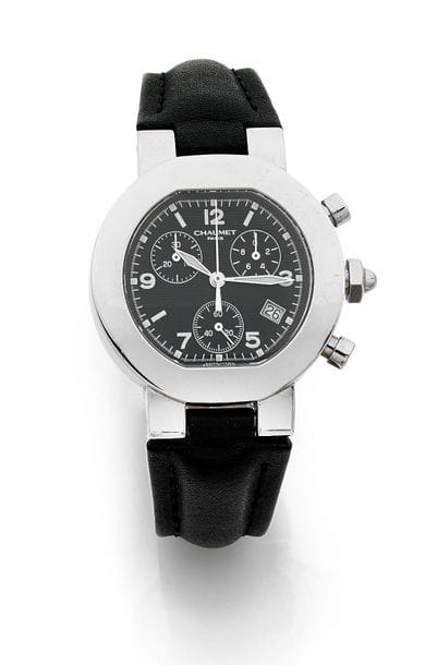 CHAUMET Style de Chaumet
N°322-3086
Montre bracelet en acier de type chronographe, cadran noir index chiffres arabes formant les heures, compteurs totalisateur 30 minutes et 12 heures date à 6h, mouvement à quartz (fonctionne), bracelet cuir avec sa boucle ardillon en acier signée.
Cadran, boîtier et mouvement signés.

La montre est accompagnée de son écrin.