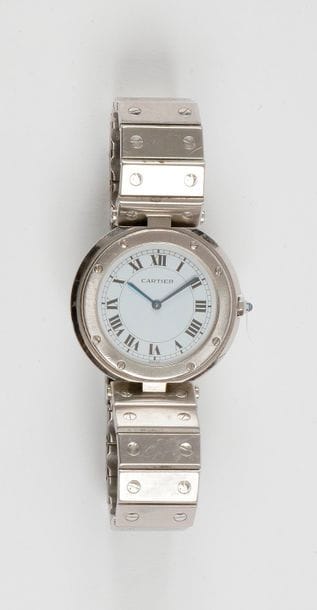 CARTIER Santos vers 1987
N°8192509917
Montre bracelet pour homme en acier de forme ronde, cadran blanc index chiffres romains formant les heures, mouvement à quartz (pile non vérifiée), bracelet en acier avec sa boucle déployante signée.
Cadran, boîtier et mouvement signés.

La montre est accompagnée de son écrin et de ses papiers. 