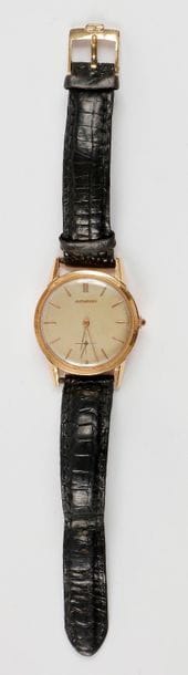 MOVADO vers 1950
N°116399
Montre bracelet pour homme en or jaune 18K (750), cadran doré index battons appliqués formant les heures, trotteuse à 6h, mouvement mécanique à remontage automatique N°040122, bracelet cuir.
Cadran, boîtier et mouvement signés.
Poids brut : 39,7 g