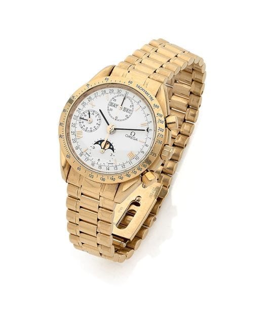 OMEGA vers 1990
N°54167262
Montre bracelet pour homme en or jaune 18K (750) de type chronographe à calendrier complet, jours mois date phase de lune, heure en 24h et date à 4h. Cadran blanc index chiffres romains formant les heures, compteur totalisateur 30 minutes et 12 heures, jours mois par guichet. Date par aiguille centrale et l’heure en 24 par aiguille à 9h. Mouvement mécanique à remontage automatique, calibre 1150. Bracelet en or jaune 18K à boucle déployante signée et numérotée 1489/813.
Cadran, boîtier et mouvement signés.
Poids brut : 162,7 g
