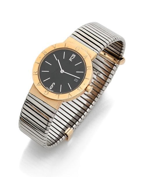 BULGARI vers 2000
N°P.51178
Montre bracelet pour homme en or jaune 18K (750), cadran noir index battons formant les heures, date à 3h, lunette gravée du nom de BULGARI. Mouvement à quartz (fonctionne) bracelet en acier de type tubogaz avec son fermoir coulissant.
Cadran, boîtier et mouvement signés.
Poids brut : 89,3 g