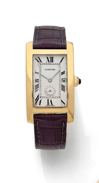 CARTIER Tank américaine
N°811904-001256
Montre bracelet pour homme en or jaune 18K (750) cadran blanc index chiffres romains formant les heures, trotteuse à 6h, date à 3h, mouvement à quartz (fonctionne), bracelet cuir avec sa boucle déployante en or jaune 18K signée.
Cadran, boîtier, mouvement signés.
Poids brut : 46,5 g
Diamètre : 25 mm

La montre est accompagnée d’une pochette en suédine signée.