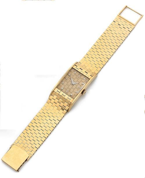 BREITLING vers 1950
N°6003
Montre bracelet pour homme en or jaune 18K (750), cadran or reprenant le décor du bracelet, mouvement mécanique calibre 86 signé, bracelet en or jaune 18K à décor géométrique.
Boîtier et mouvement signés.
Poids brut : 65,2 g