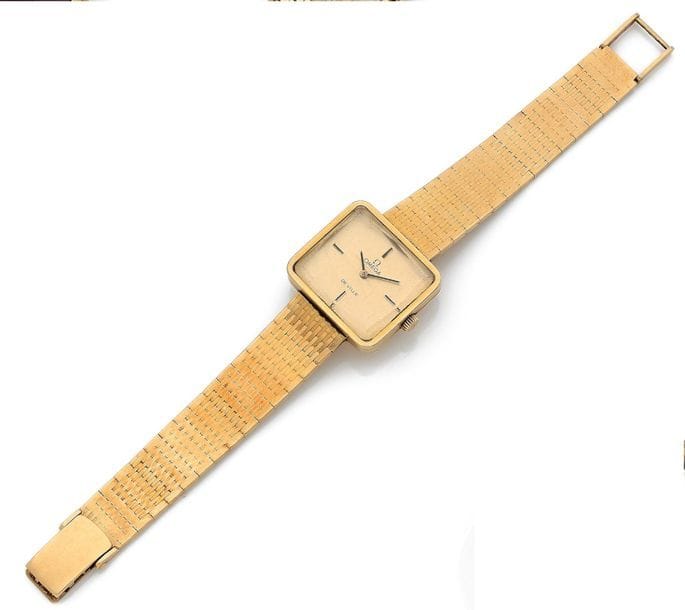 OMEGA De ville
N°5110375
Montre bracelet de femme en or jaune 18K (750), cadran doré, mouvement à remontage mécanique, bracelet en or jaune 18K intégré.
Cadran, boîtier et mouvement signés.
Poids brut : 62,3g
Longueur : 17 cm
