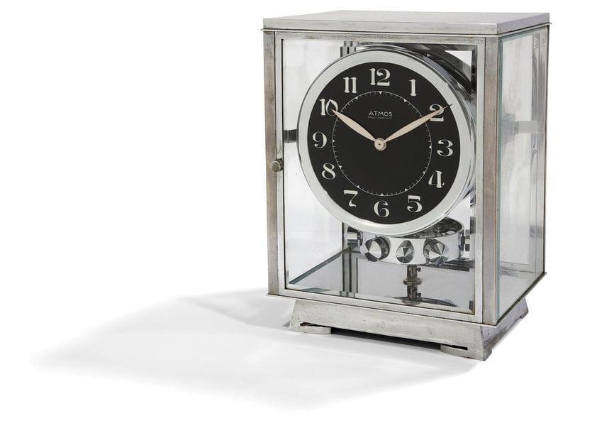 REUTER ATMOS vers 1930
N°6135
Très belle pendule en acier chromé, cadran laqué noir index chiffres arabes formant les heures. Mouvement perpétuel basé sur le principe d’une variation de température permettant de faire fonctionner le mouvement grâce a un gaz comprimé dans une capsule. 
La pendule est en parfait état de présentation et de fonctionnement.
Cadran, boîtier et mouvement signés.
Hauteur : 23,5 cm - Largeur : 14 cm 